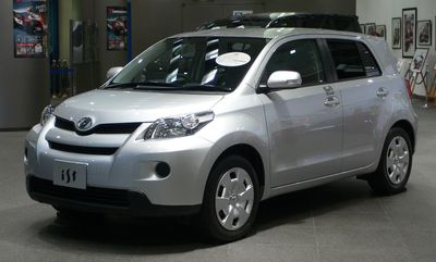 Автостекла Toyota Ist c установкой в Москве